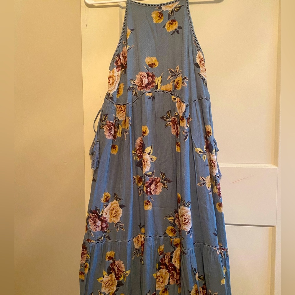 This floral maxi dress is extremely comfortable and flowing. Size xs
